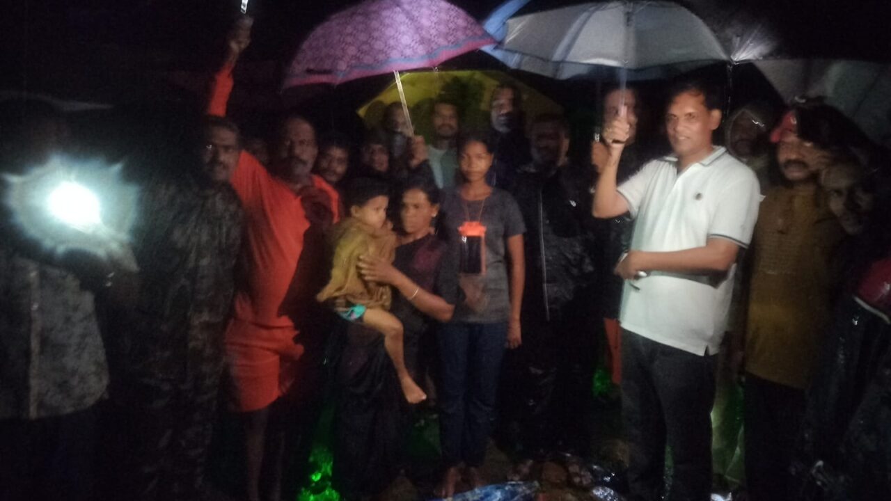 लाहेरी येथील एकाच कुटुंबातील तीन जण बचावले. ;  एसडीआरएफच्या जवानांनी धाडसी बचाव मोहीम राबविली.